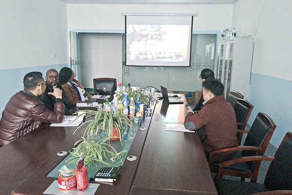 Group photo of customers with WEISHU Manufacturing staff