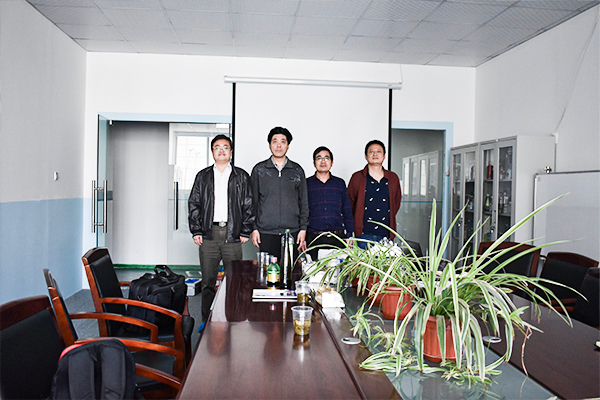 group photo of customers with beverage production line manufacturer
